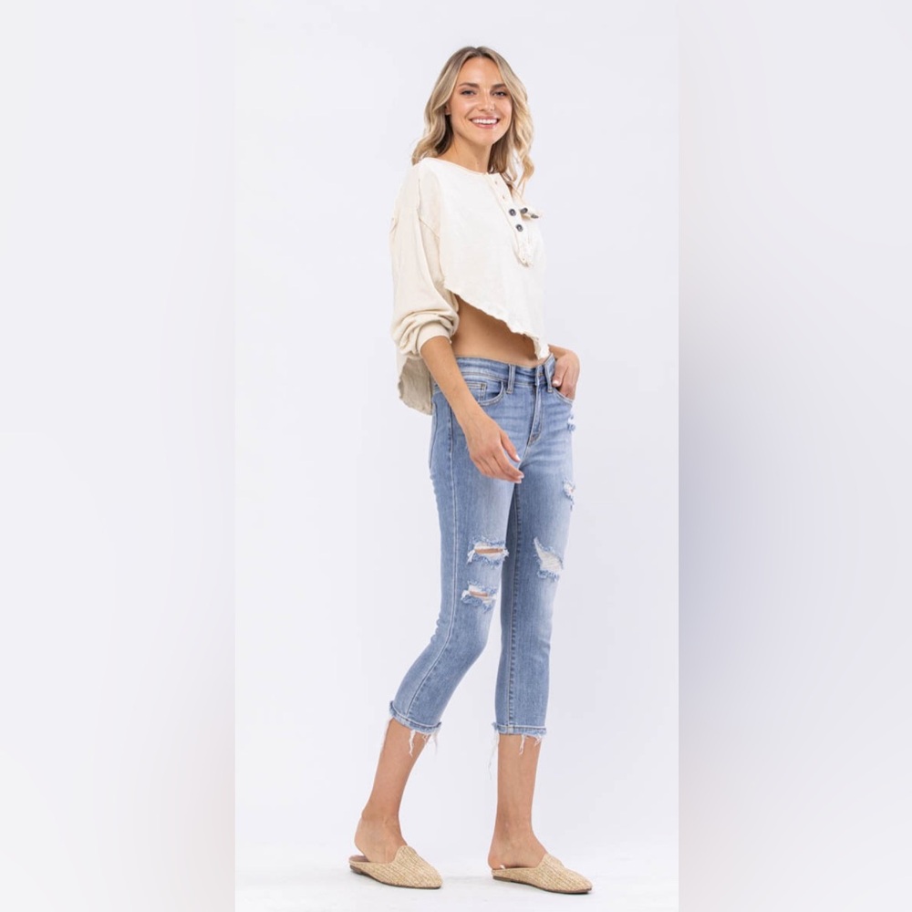 NWT Judy Blue Mid Rise Destroyed Skinny Capri - Picture 6 of 7